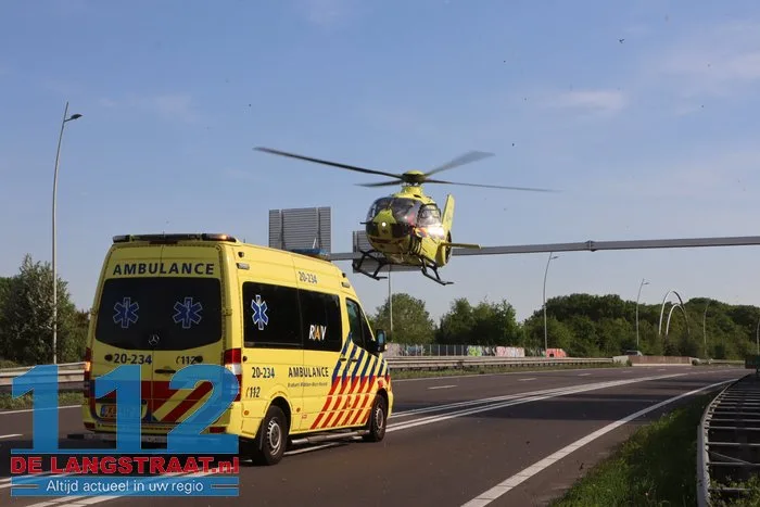 Auto rijdt lantaarnpalen uit de grond en vliegt over de kop 24 Auto rijdt lantaarnpalen uit de grond en vliegt over de kop 112 De Langstraat