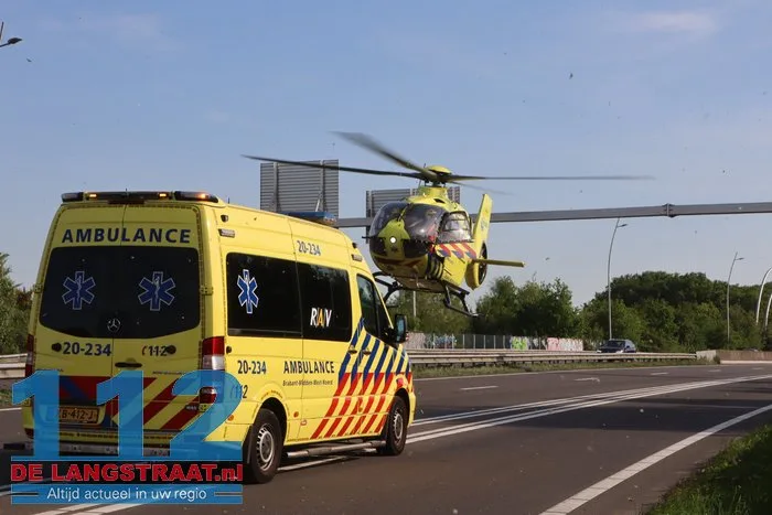 Auto rijdt lantaarnpalen uit de grond en vliegt over de kop 25 Auto rijdt lantaarnpalen uit de grond en vliegt over de kop 112 De Langstraat