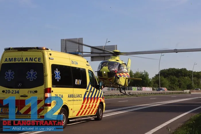 Auto rijdt lantaarnpalen uit de grond en vliegt over de kop 26 Auto rijdt lantaarnpalen uit de grond en vliegt over de kop 112 De Langstraat