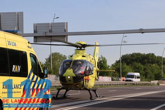 Auto rijdt lantaarnpalen uit de grond en vliegt over de kop 27 Auto rijdt lantaarnpalen uit de grond en vliegt over de kop 112 De Langstraat