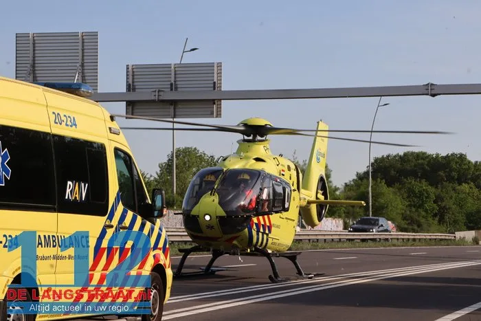 Auto rijdt lantaarnpalen uit de grond en vliegt over de kop 28 Auto rijdt lantaarnpalen uit de grond en vliegt over de kop 112 De Langstraat