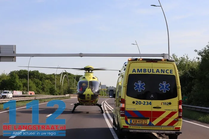 Auto rijdt lantaarnpalen uit de grond en vliegt over de kop 32 Auto rijdt lantaarnpalen uit de grond en vliegt over de kop 112 De Langstraat