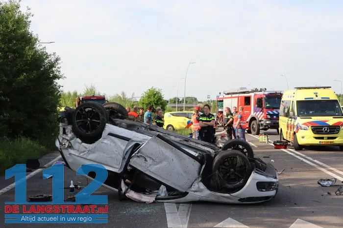 Auto rijdt lantaarnpalen uit de grond en vliegt over de kop 33 Auto rijdt lantaarnpalen uit de grond en vliegt over de kop 112 De Langstraat