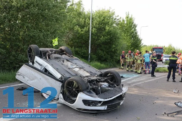 Auto rijdt lantaarnpalen uit de grond en vliegt over de kop 34 Auto rijdt lantaarnpalen uit de grond en vliegt over de kop 112 De Langstraat