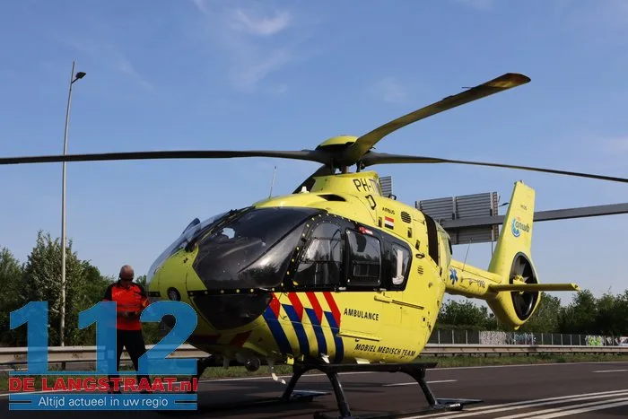 Auto rijdt lantaarnpalen uit de grond en vliegt over de kop 35 Auto rijdt lantaarnpalen uit de grond en vliegt over de kop 112 De Langstraat