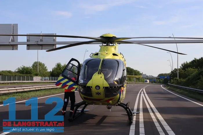 Auto rijdt lantaarnpalen uit de grond en vliegt over de kop 36 Auto rijdt lantaarnpalen uit de grond en vliegt over de kop 112 De Langstraat