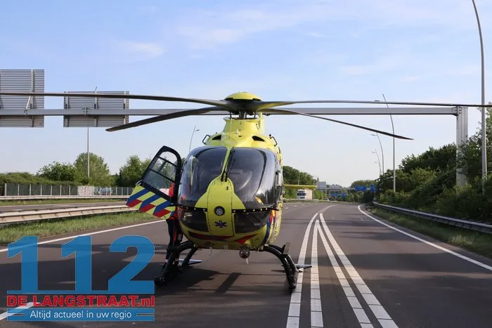 Auto rijdt lantaarnpalen uit de grond en vliegt over de kop 37 Auto rijdt lantaarnpalen uit de grond en vliegt over de kop 112 De Langstraat
