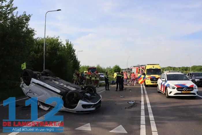 Auto rijdt lantaarnpalen uit de grond en vliegt over de kop 38 Auto rijdt lantaarnpalen uit de grond en vliegt over de kop 112 De Langstraat