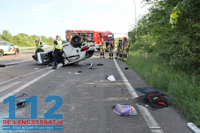 Auto rijdt lantaarnpalen uit de grond en vliegt over de kop 39 Auto rijdt lantaarnpalen uit de grond en vliegt over de kop 112 De Langstraat