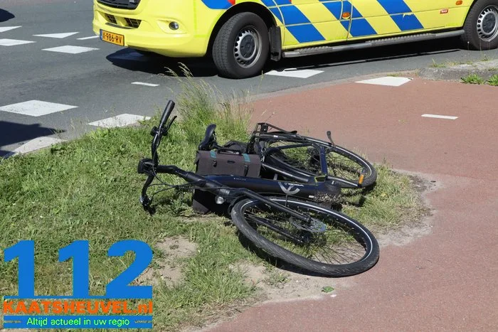 Man op fiets raakt gewond bij botsing met auto aan de Weteringweg Waalwijk 3 Man op fiets raakt gewond bij botsing met auto aan de Weteringweg Waalwijk 112 De Langstraat
