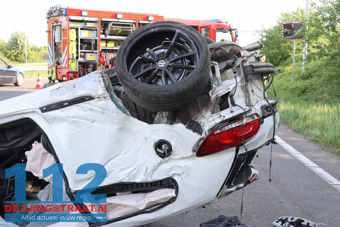 Auto rijdt lantaarnpalen uit de grond en vliegt over de kop 40 Auto rijdt lantaarnpalen uit de grond en vliegt over de kop 112 De Langstraat