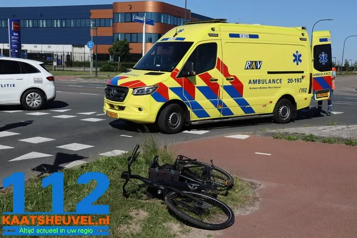 Man op fiets raakt gewond bij botsing met auto aan de Weteringweg Waalwijk 4 Man op fiets raakt gewond bij botsing met auto aan de Weteringweg Waalwijk 112 De Langstraat