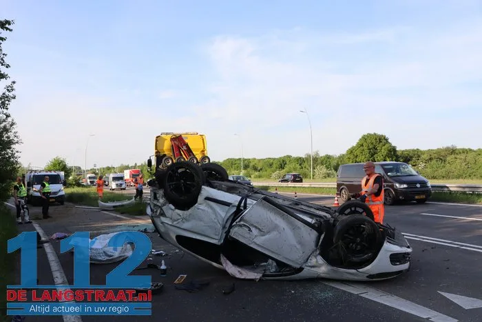 Auto rijdt lantaarnpalen uit de grond en vliegt over de kop 41 Auto rijdt lantaarnpalen uit de grond en vliegt over de kop 112 De Langstraat