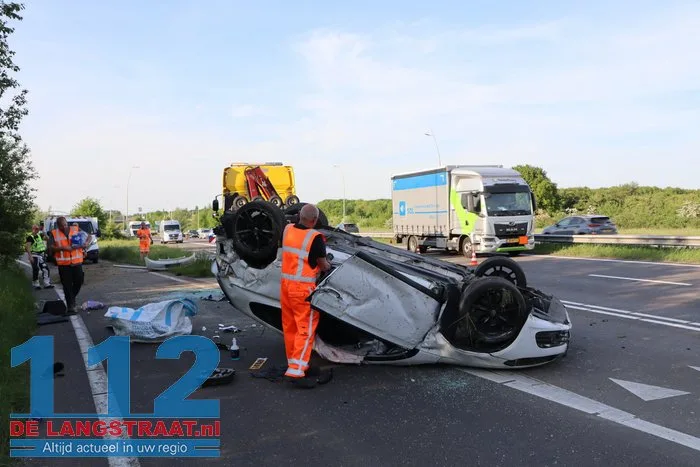 Auto rijdt lantaarnpalen uit de grond en vliegt over de kop 42 Auto rijdt lantaarnpalen uit de grond en vliegt over de kop 112 De Langstraat