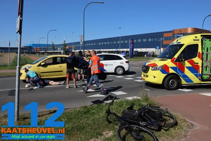 Man op fiets raakt gewond bij botsing met auto aan de Weteringweg Waalwijk 6 Man op fiets raakt gewond bij botsing met auto aan de Weteringweg Waalwijk 112 De Langstraat