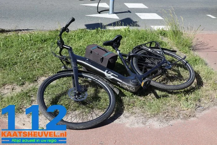 Man op fiets raakt gewond bij botsing met auto aan de Weteringweg Waalwijk 7 Man op fiets raakt gewond bij botsing met auto aan de Weteringweg Waalwijk 112 De Langstraat
