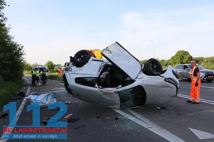 Auto rijdt lantaarnpalen uit de grond en vliegt over de kop 43 Auto rijdt lantaarnpalen uit de grond en vliegt over de kop 112 De Langstraat