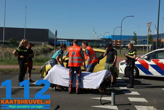 Man op fiets raakt gewond bij botsing met auto aan de Weteringweg Waalwijk 10 Man op fiets raakt gewond bij botsing met auto aan de Weteringweg Waalwijk 112 De Langstraat