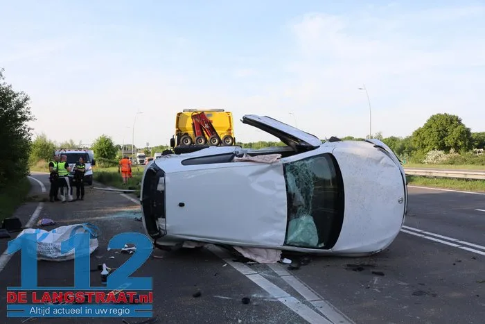 Auto rijdt lantaarnpalen uit de grond en vliegt over de kop 44 Auto rijdt lantaarnpalen uit de grond en vliegt over de kop 112 De Langstraat