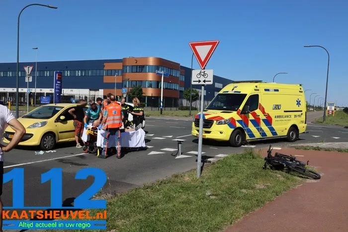 Man op fiets raakt gewond bij botsing met auto aan de Weteringweg Waalwijk 11 Man op fiets raakt gewond bij botsing met auto aan de Weteringweg Waalwijk 112 De Langstraat