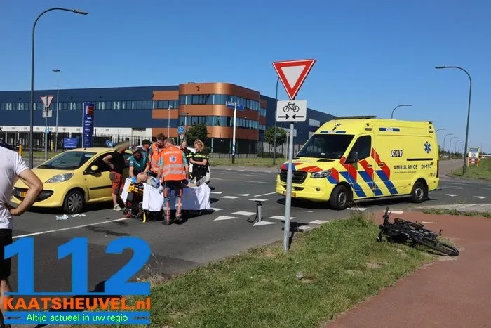 Man op fiets raakt gewond bij botsing met auto aan de Weteringweg Waalwijk 12 Man op fiets raakt gewond bij botsing met auto aan de Weteringweg Waalwijk 112 De Langstraat