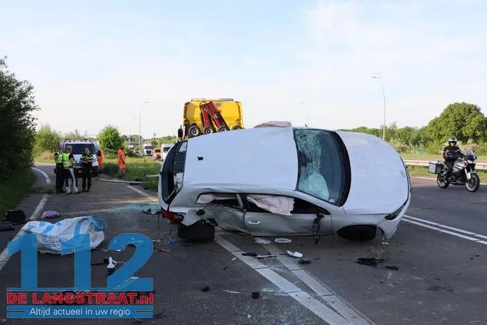 Auto rijdt lantaarnpalen uit de grond en vliegt over de kop 45 Auto rijdt lantaarnpalen uit de grond en vliegt over de kop 112 De Langstraat