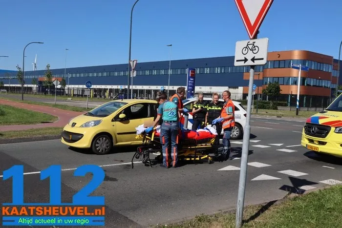 Man op fiets raakt gewond bij botsing met auto aan de Weteringweg Waalwijk 13 Man op fiets raakt gewond bij botsing met auto aan de Weteringweg Waalwijk 112 De Langstraat