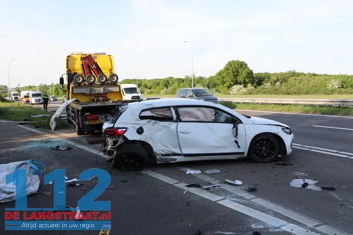 Auto rijdt lantaarnpalen uit de grond en vliegt over de kop 46 Auto rijdt lantaarnpalen uit de grond en vliegt over de kop 112 De Langstraat