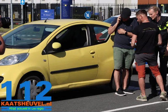 Man op fiets raakt gewond bij botsing met auto aan de Weteringweg Waalwijk 15 Man op fiets raakt gewond bij botsing met auto aan de Weteringweg Waalwijk 112 De Langstraat