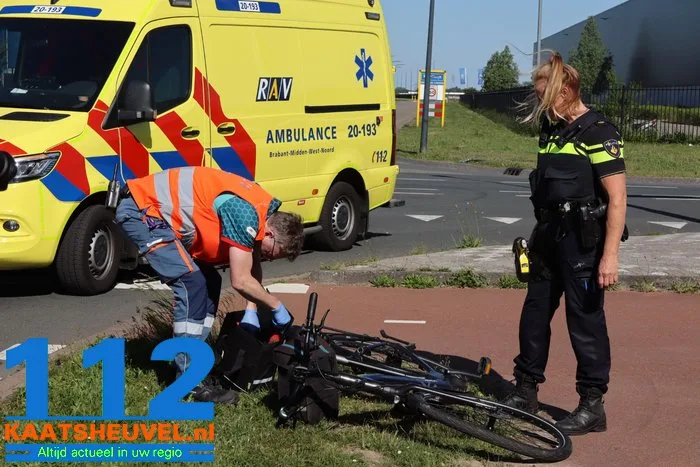 Man op fiets raakt gewond bij botsing met auto aan de Weteringweg Waalwijk 16 Man op fiets raakt gewond bij botsing met auto aan de Weteringweg Waalwijk 112 De Langstraat