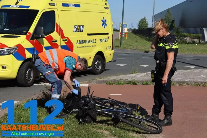 Man op fiets raakt gewond bij botsing met auto aan de Weteringweg Waalwijk 17 Man op fiets raakt gewond bij botsing met auto aan de Weteringweg Waalwijk 112 De Langstraat