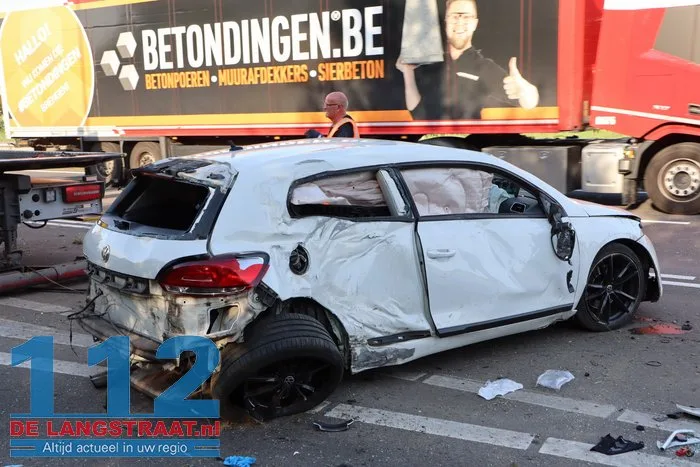 Auto rijdt lantaarnpalen uit de grond en vliegt over de kop 47 Auto rijdt lantaarnpalen uit de grond en vliegt over de kop 112 De Langstraat