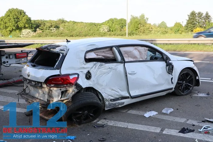 Auto rijdt lantaarnpalen uit de grond en vliegt over de kop 48 Auto rijdt lantaarnpalen uit de grond en vliegt over de kop 112 De Langstraat