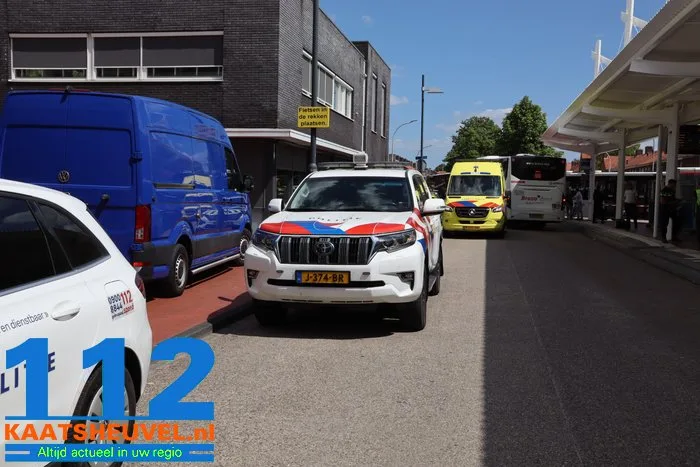 Man met steekwonden stapt bloedend de bus uit in Waalwijk, slachtoffer naar ziekenhuis 5 Man met steekwonden stapt bloedend de bus uit in Waalwijk, slachtoffer naar ziekenhuis 112 De Langstraat