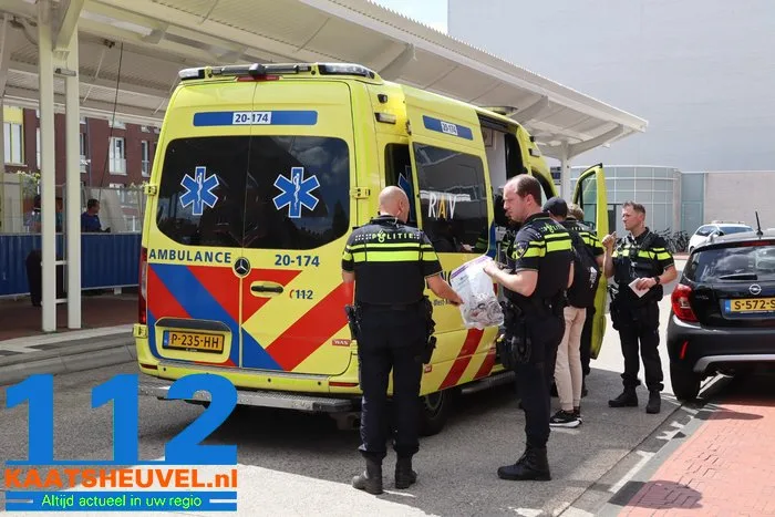 Man met steekwonden stapt bloedend de bus uit in Waalwijk, slachtoffer naar ziekenhuis 15 Man met steekwonden stapt bloedend de bus uit in Waalwijk, slachtoffer naar ziekenhuis 112 De Langstraat