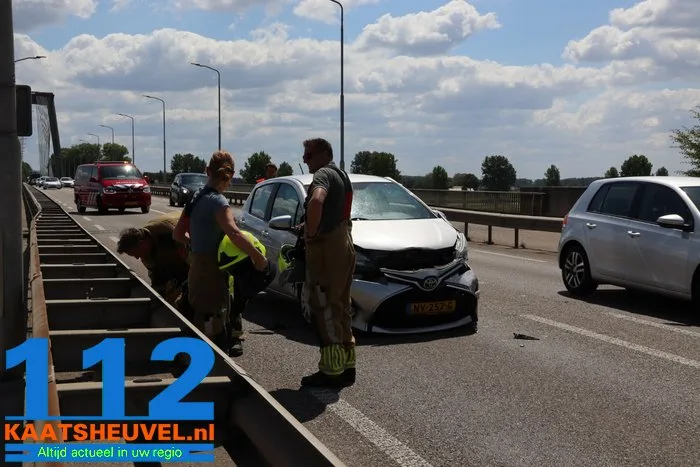 Drie auto’s botsen op N-weg naar Wijk en Aalburg 2 Drie auto’s botsen op N-weg naar Wijk en Aalburg 112 De Langstraat