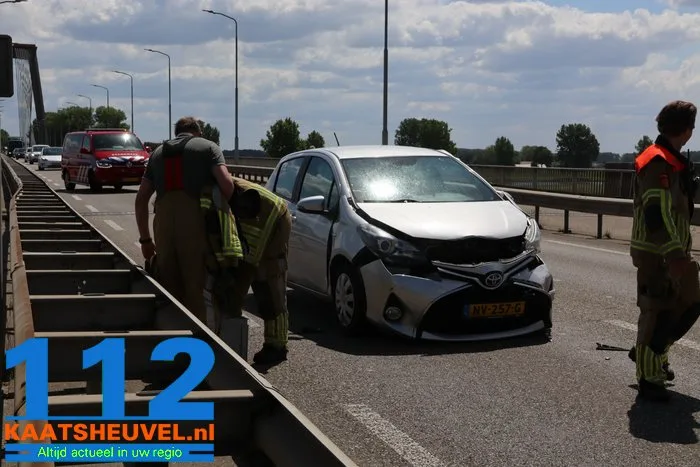 Drie auto’s botsen op N-weg naar Wijk en Aalburg 3 Drie auto’s botsen op N-weg naar Wijk en Aalburg 112 De Langstraat