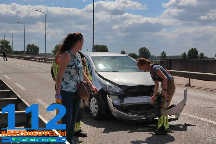 Drie auto’s botsen op N-weg naar Wijk en Aalburg 7 Drie auto’s botsen op N-weg naar Wijk en Aalburg 112 De Langstraat