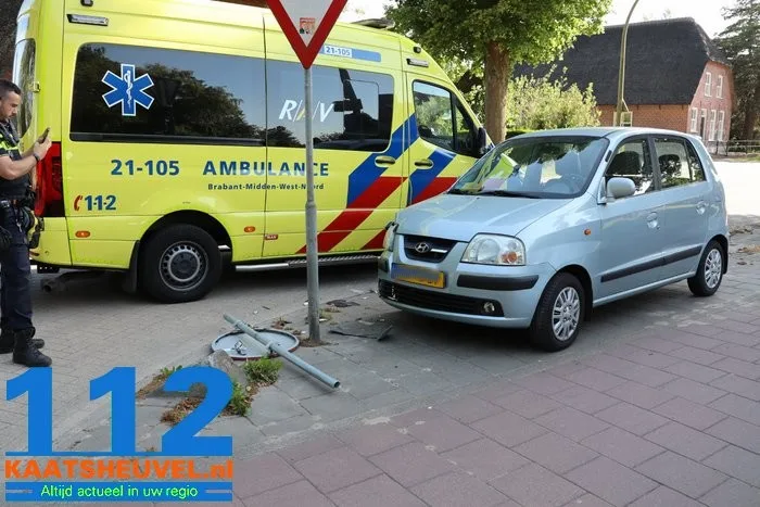 Vrouw botst op verkeersbord in Nieuwkuijk en raakt gewond 1 Vrouw botst op verkeersbord in Nieuwkuijk en raakt gewond 112 De Langstraat