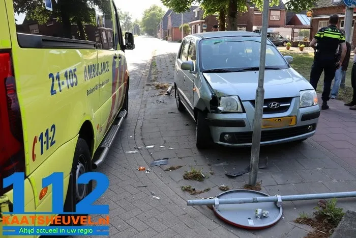 Vrouw botst op verkeersbord in Nieuwkuijk en raakt gewond 2 Vrouw botst op verkeersbord in Nieuwkuijk en raakt gewond 112 De Langstraat