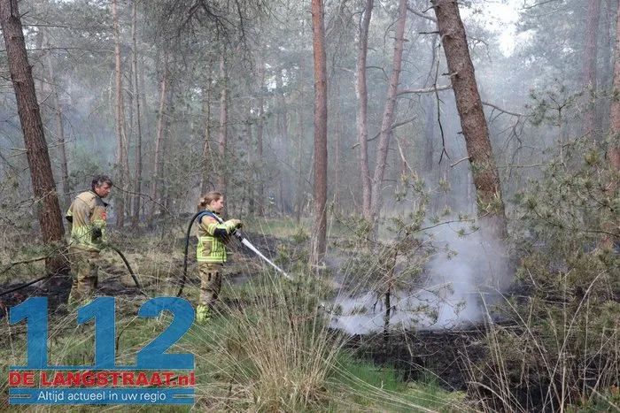 Natuurbrand in Loonse en Drunense Duinen onder controle, brandweer blijft nablussen 21 Natuurbrand in Loonse en Drunense Duinen onder controle, brandweer blijft nablussen 112 De Langstraat