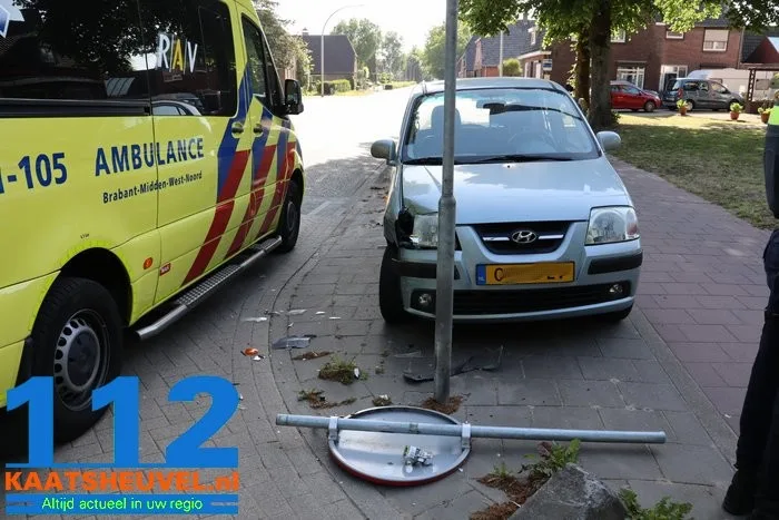 Vrouw botst op verkeersbord in Nieuwkuijk en raakt gewond 3 Vrouw botst op verkeersbord in Nieuwkuijk en raakt gewond 112 De Langstraat