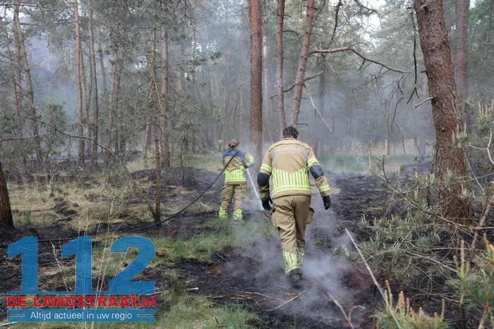 Natuurbrand in Loonse en Drunense Duinen onder controle, brandweer blijft nablussen 22 Natuurbrand in Loonse en Drunense Duinen onder controle, brandweer blijft nablussen 112 De Langstraat