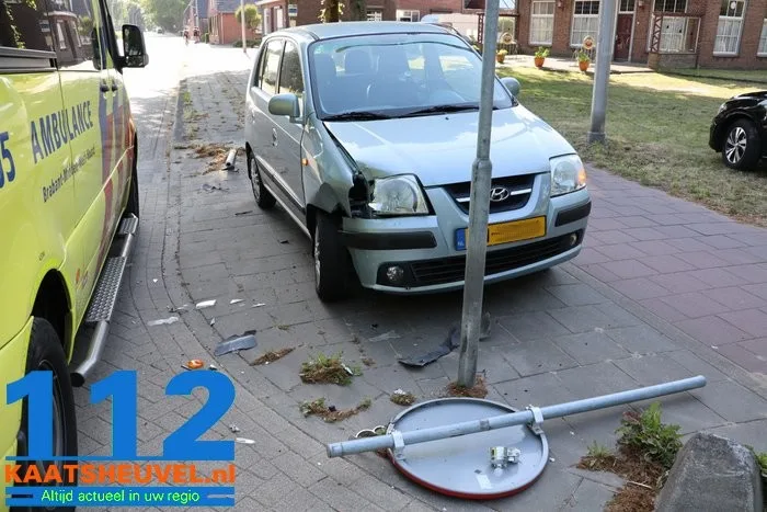 Vrouw botst op verkeersbord in Nieuwkuijk en raakt gewond 4 Vrouw botst op verkeersbord in Nieuwkuijk en raakt gewond 112 De Langstraat