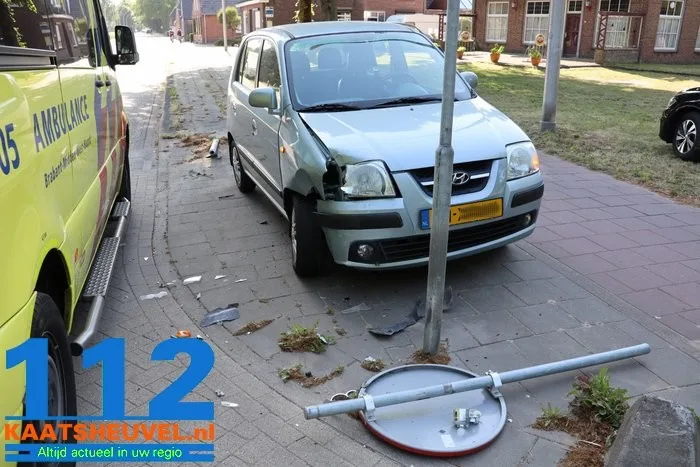 Vrouw botst op verkeersbord in Nieuwkuijk en raakt gewond 5 Vrouw botst op verkeersbord in Nieuwkuijk en raakt gewond 112 De Langstraat