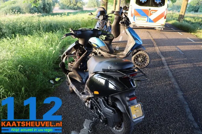 Twee scooterrijders rijden tegen elkaar en komen ten val aan de Zomerdijk Waalwijk 1 Twee scooterrijders rijden tegen elkaar en komen ten val aan de Zomerdijk Waalwijk 112 De Langstraat