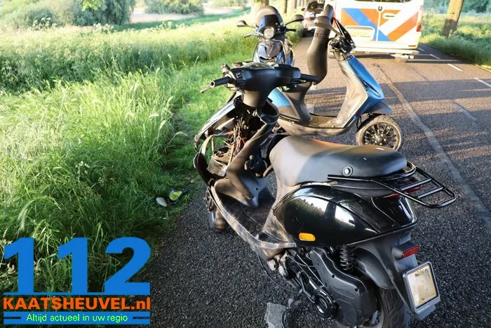 Twee scooterrijders rijden tegen elkaar en komen ten val aan de Zomerdijk Waalwijk 2 Twee scooterrijders rijden tegen elkaar en komen ten val aan de Zomerdijk Waalwijk 112 De Langstraat