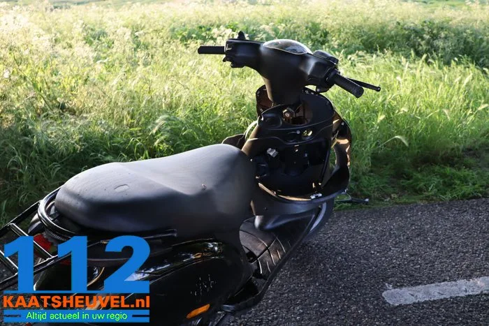 Twee scooterrijders rijden tegen elkaar en komen ten val aan de Zomerdijk Waalwijk 3 Twee scooterrijders rijden tegen elkaar en komen ten val aan de Zomerdijk Waalwijk 112 De Langstraat