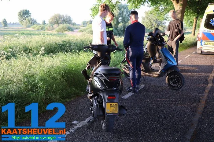 Twee scooterrijders rijden tegen elkaar en komen ten val aan de Zomerdijk Waalwijk 4 Twee scooterrijders rijden tegen elkaar en komen ten val aan de Zomerdijk Waalwijk 112 De Langstraat