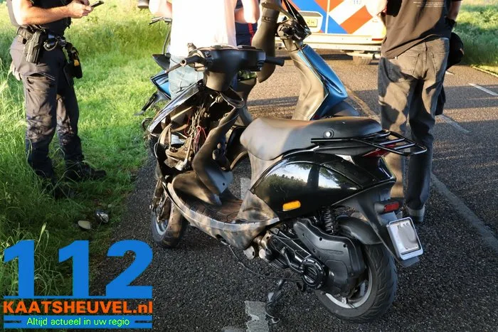 Twee scooterrijders rijden tegen elkaar en komen ten val aan de Zomerdijk Waalwijk 6 Twee scooterrijders rijden tegen elkaar en komen ten val aan de Zomerdijk Waalwijk 112 De Langstraat